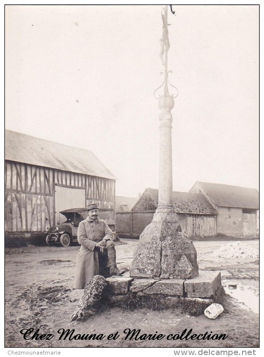 PHOTO MILITAIRE 11 X 8.5 PRES D UN CALVAIRE ET MAISON A COLOMBAGES 2120 - Guerre, Militaire