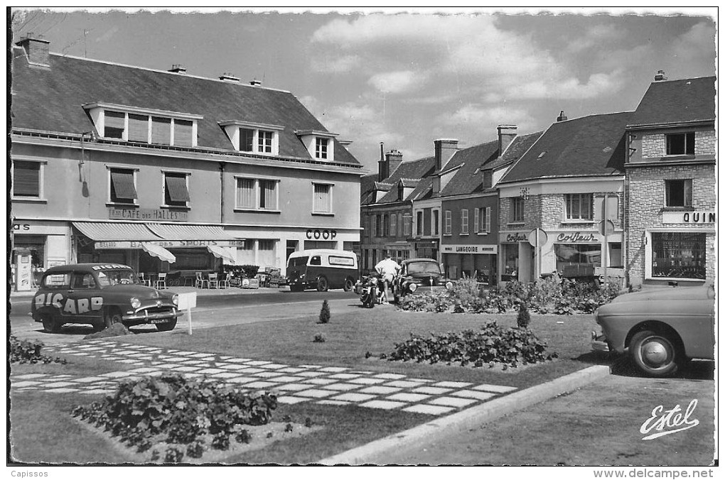 La Loupe La Place De L'Hotel De Ville Et La Rue De Chartres Bon Etat Léger Pli Haut Gauche - La Loupe