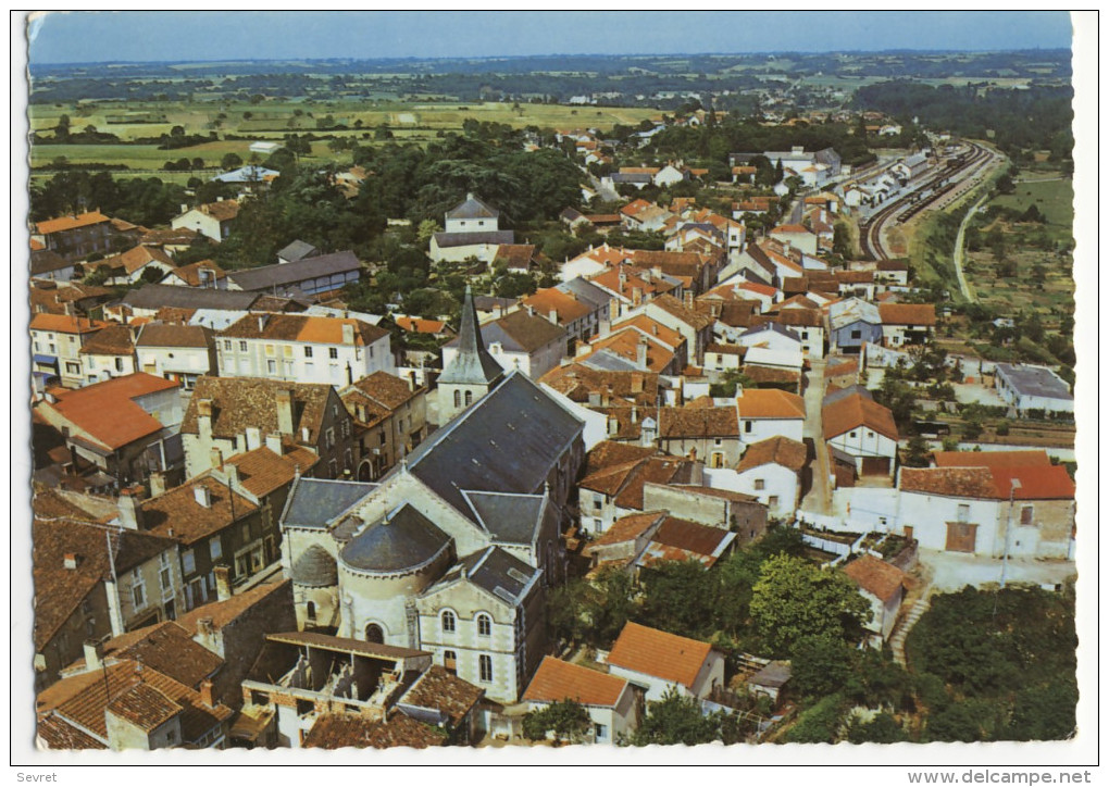 LUSSAC LES CHATEAUX. -  Vue Aérienne. CPM Dentelée - Lussac Les Chateaux