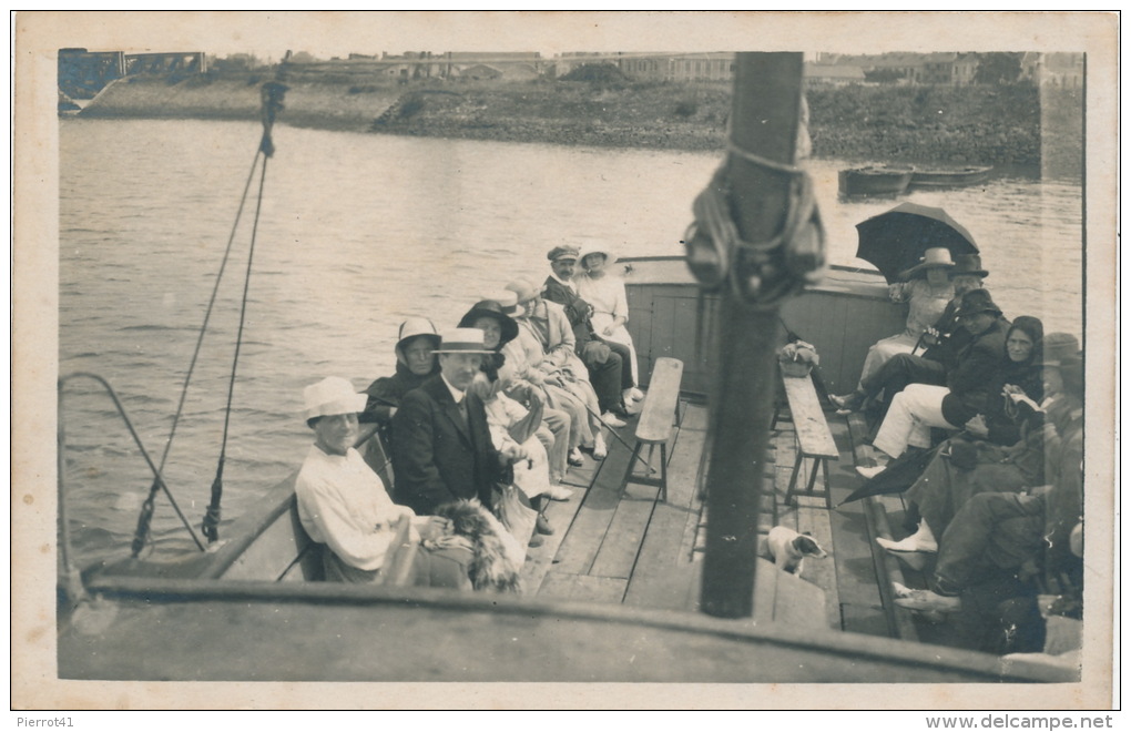 SAUVETERRE DE BEARN - Belle Carte Photo Représentant Des Touristes à Bord Du Bateau "DALYA " En Juillet 1920 - Sauveterre De Bearn