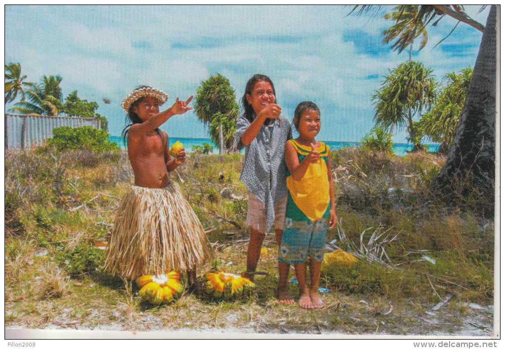 République De KIRIBATI - De Magnifiques Enfants, Dans Leurs Habits De Tous Les Jours - Kiribati