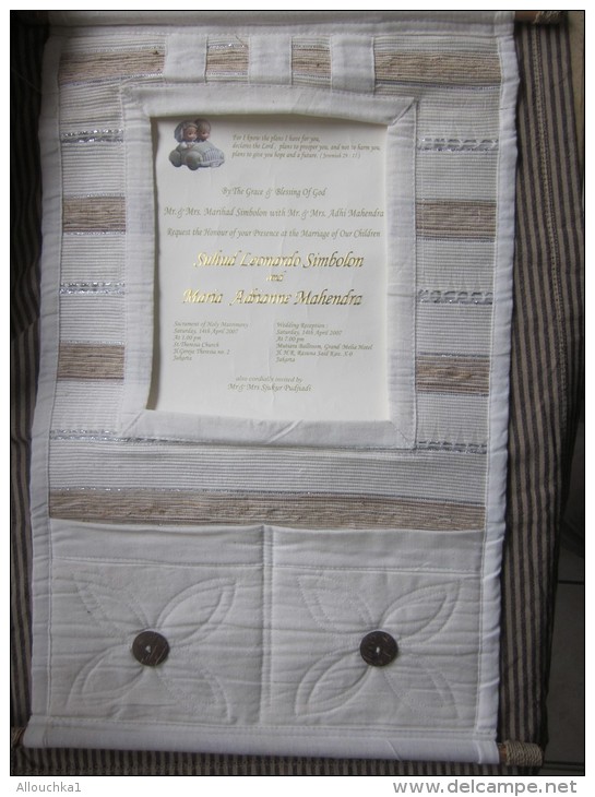 RARE Superbe Faire Part De Mariage De Milliardaire D´Indonésie à Jakarta Tissu Pochettes Brodée Fil Couleur Argent+ étui - Boda