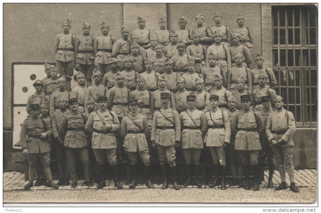 Groupe De Militaire En Uniforme à L'entre Deux Guerres - Patriotiques