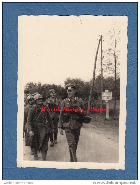 Photo Ancienne - LANDOUZY Ou ORIGNY En THIERACHE - Officier Allemand Et Prisonniers Français - 1940 - Pancarte Vervins - Guerre, Militaire