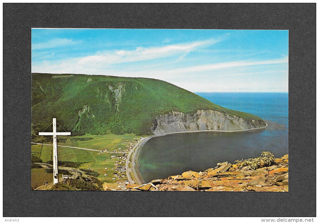 GASPÉ NORD - GASPÉSIE - QUÉBEC - VUE PANORAMIQUE AU HAUT DU MONT ST PIERRE - PUB. UNIC - Gaspé