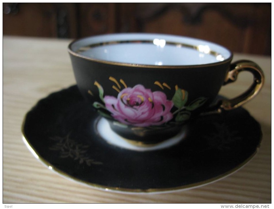 Tasse à Moka Et Sa Soucoupe     Décor De Feuillages Or  Et Rose Rose - Cups