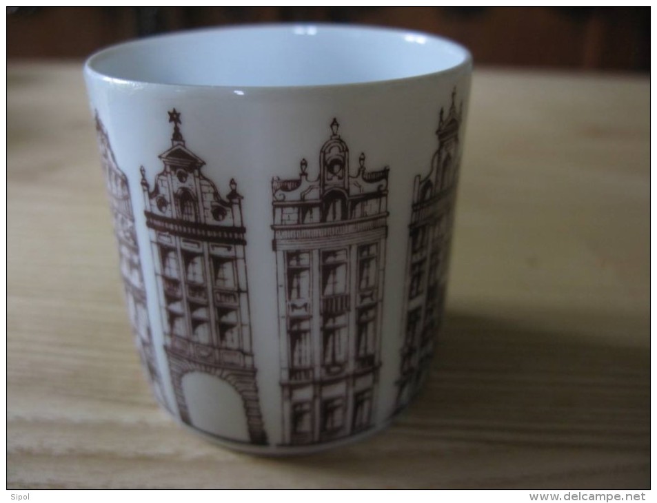 Petite Tasse Sans Anse " Maisons De La Grand´Place De Bruxelles Signé DL Décor Marron Sur Porcelaine - Tazze