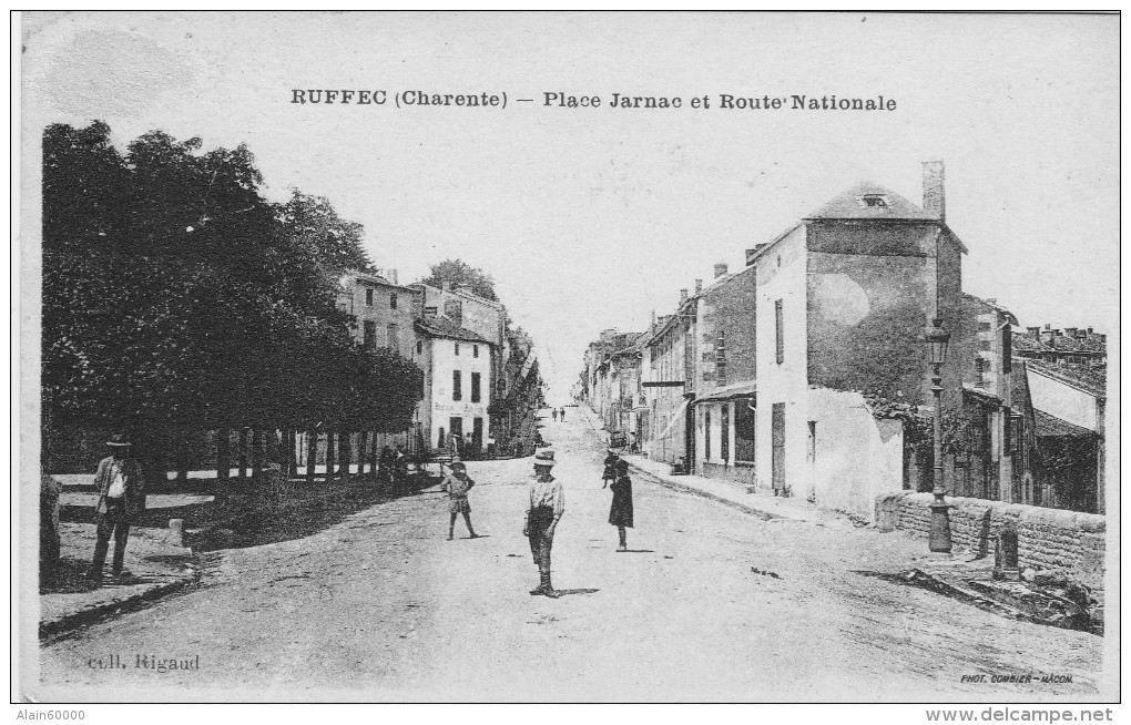 16 - RUFFEC (Charente) - Place Jarnac Et Route Nationale. - Animée. - Ruffec