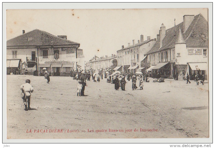 CPA 42 Loire La Pacaudière Les Quatre Rues Un Jour De Dimanche Café De France Dépôt De Bois Tuiles Briques Chaux - La Pacaudiere