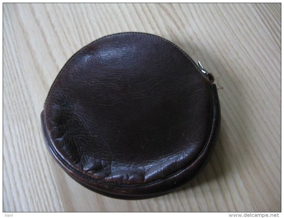 Ancien Poudrier Circulaire  Avec Miroir Dans Housse En Cuir Et Fermeture éclair Années 1940 - Accessoires