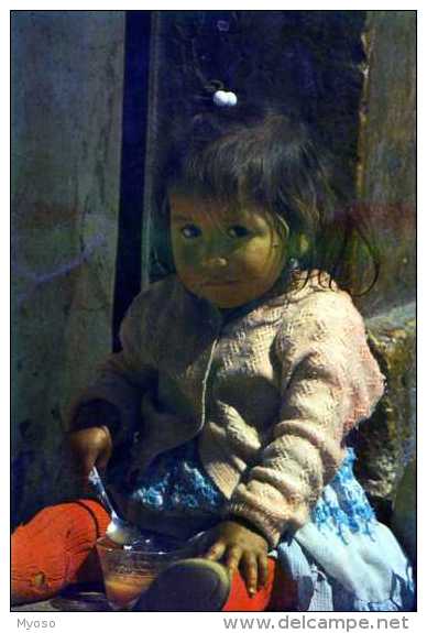 L´autre Regard EQUATEUR,  Fillette Assise - Ecuador