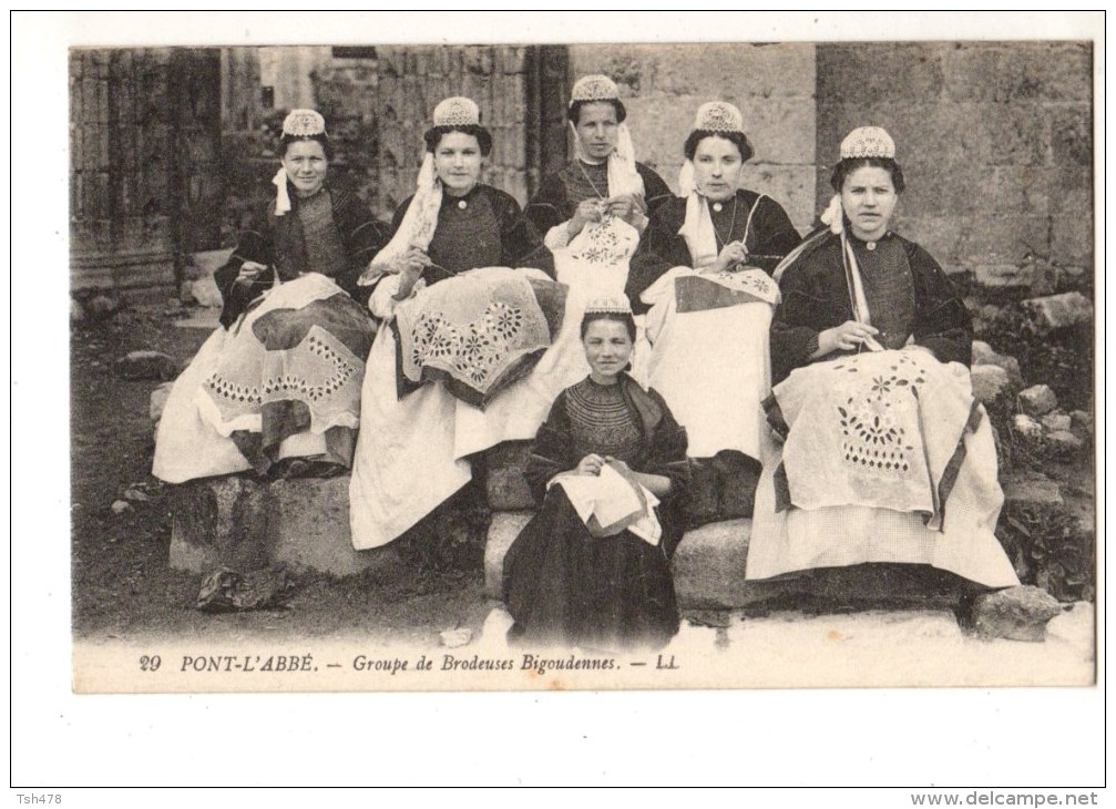 C P A------29-------PONT-L'ABBE-----groupe De Brodeuses Bigoudennes----voir 2 Scans - Pont L'Abbe