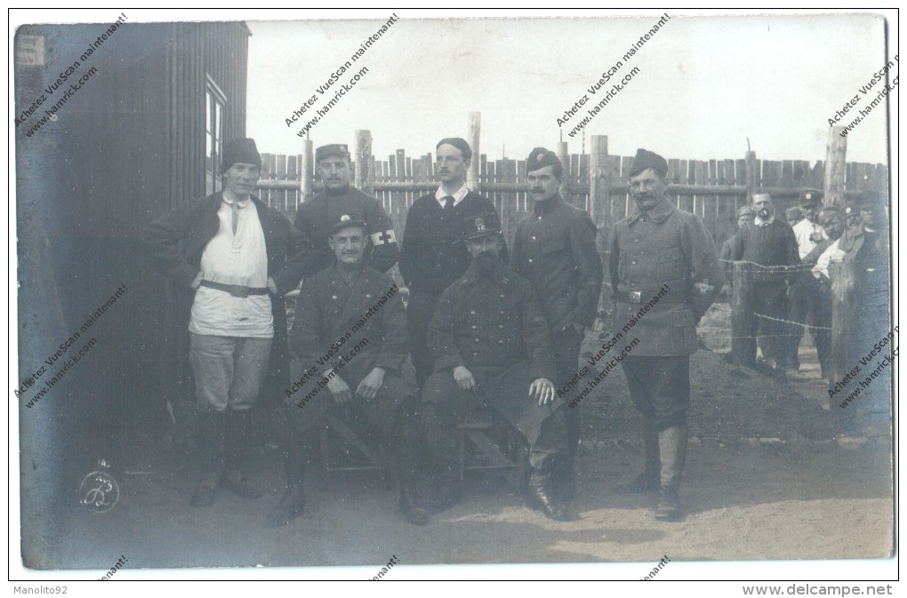 Très Rare Photo D´un Groupe D´infirmiers (russes, Fr, Us )du Camp De Prisonniers De Zerbst (souvenir De Pierre Bernard) - Guerre 1914-18