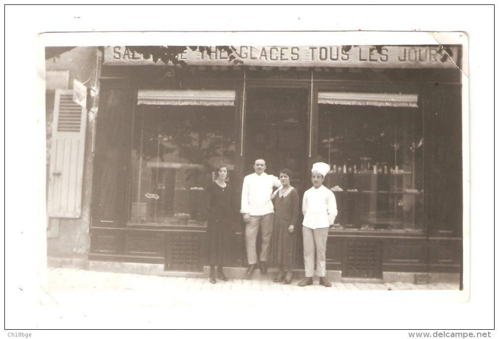 Photo : Salon De Thé- Glaces Tous Les Jours - Devanture - 2 Femmes = 2 Hommes En Tenue De Pâtissier - Artisanat