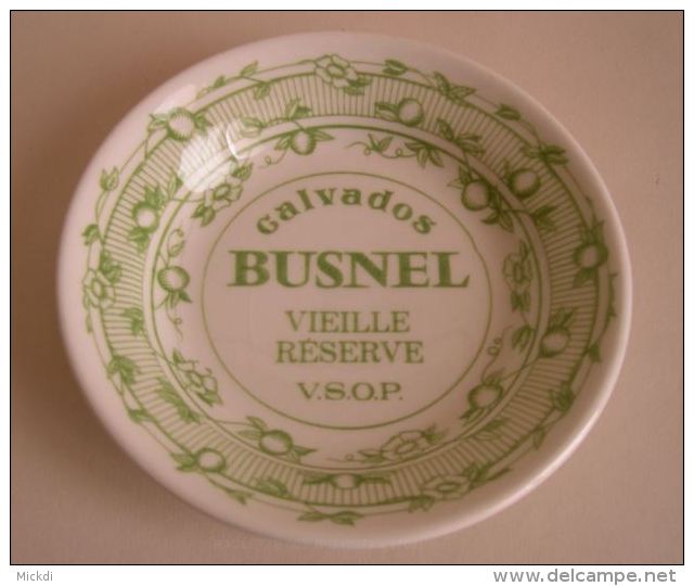 CALVADOS BUSNEL VIEILLE RESERVE VSOP - CENDRIER PORCELAINE GIEN FRANCE - 2 SCANS - Porcelaine