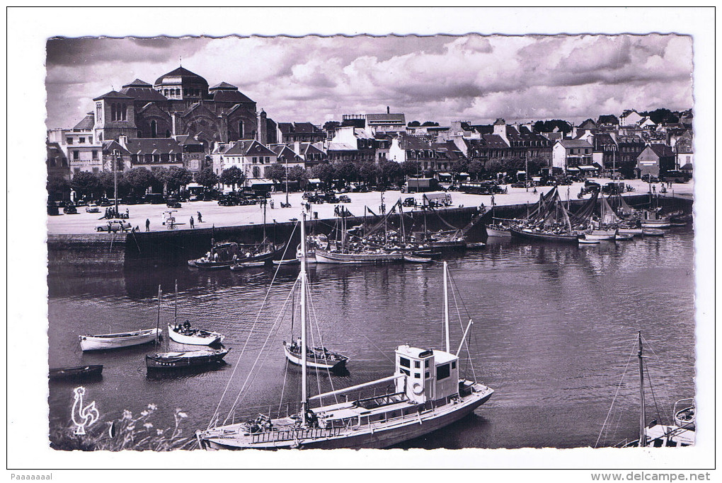 CONCARNEAU  L AVENUE PIERRE GUEGUEN ET L EGLISE DU SACRE COEUR DE MARIE - Concarneau