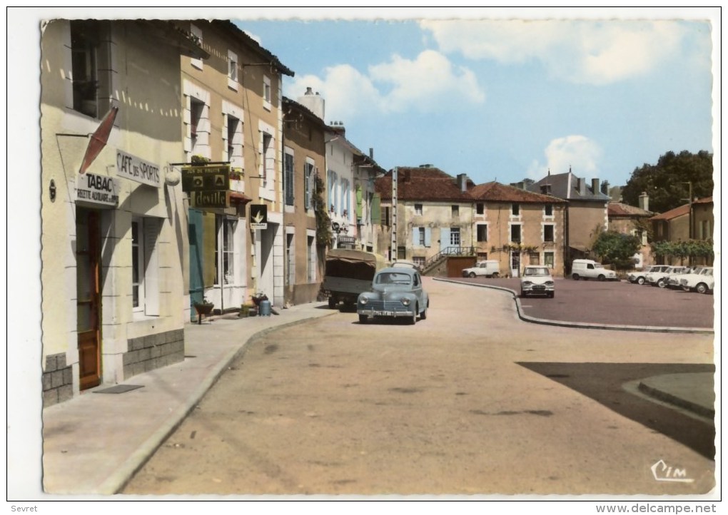 SOMMIERES DU CLAIN   -  La Place - 203 Peugeot Beau Plan - Très Belle Carte.  . CPM Dentelée - Smarves