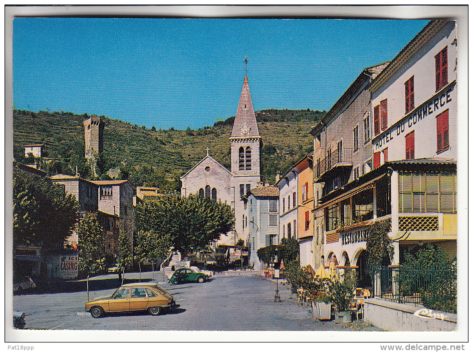 CASTELLANE 05 - La Place L'Eglise La Tour ( Bon Plan R16 Renault ) - CPSM CPM GF - - Autres & Non Classés