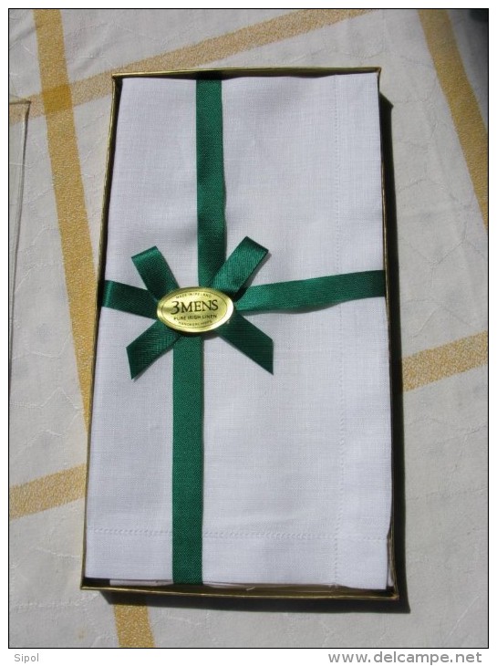 Boite De 3 Mouchoirs Blancs  En  LIN , Neufs "Irish Linen " 42 X 42 Cm Ourlet Avec Jours TBel Article - Handkerchiefs