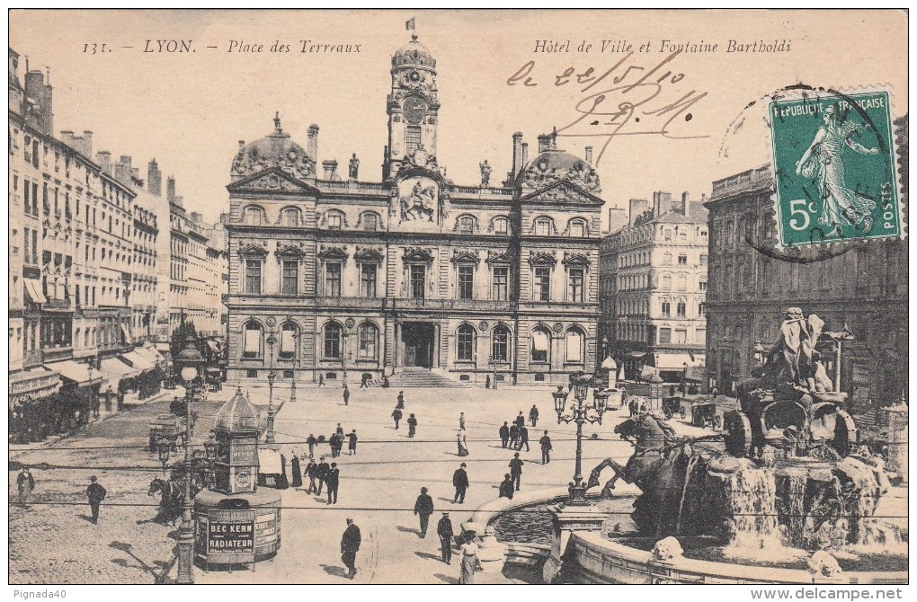 Cp , 69 , LYON , Place Des Terreaux , Hôtel De Ville Et Fontaine Bartholdi - Autres & Non Classés