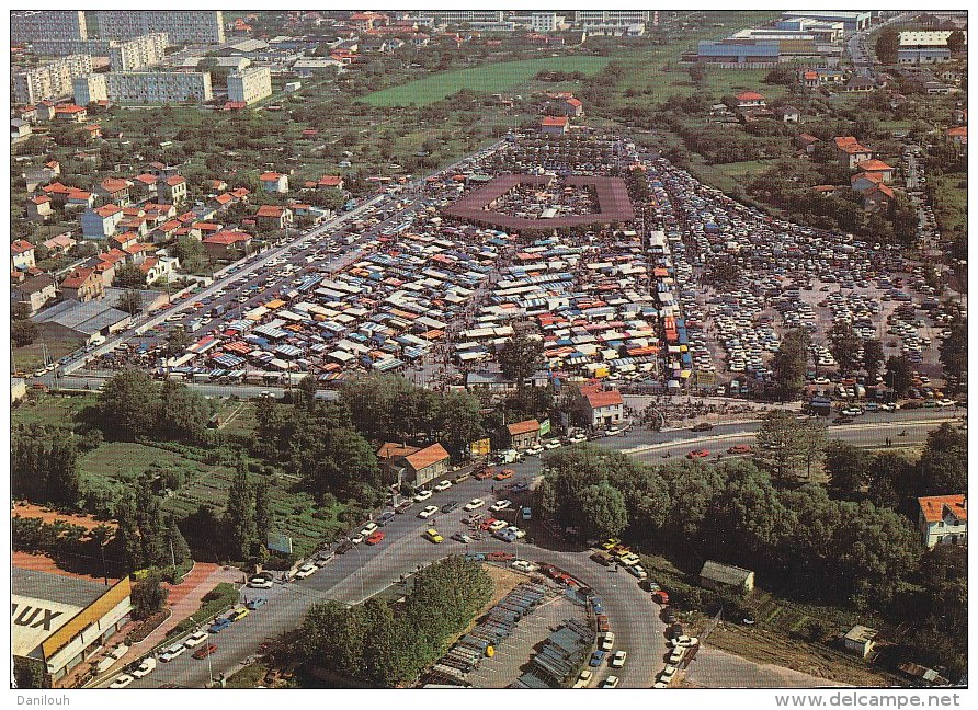 69 // VAUX EN VELIN,   Vue Aérienne Du Super Marché Aux Puces  CPSM - Vaux-en-Velin