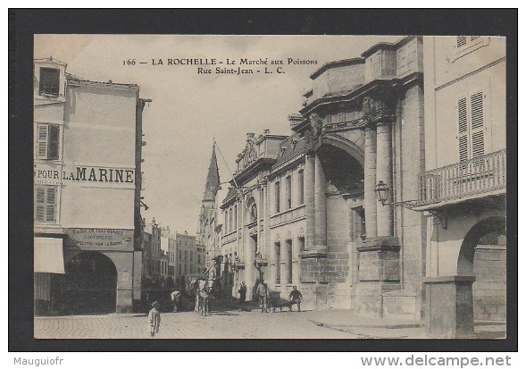 DF / 17 CHARENTE MARITIME / LA ROCHELLE / RUE SAINT-JEAN / LE MARCHÉ AUX POISSONS ET LA MAISON DE TISSUS ROUENNERIE TISS - La Rochelle