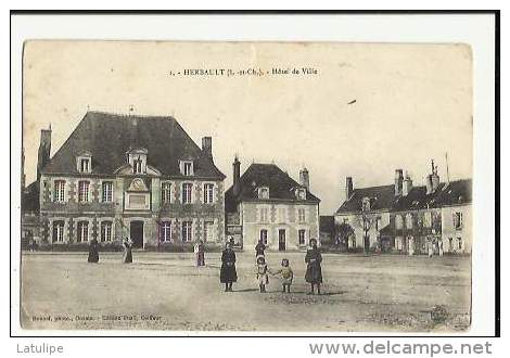 Herbault  41    L'Hotel De Ville Et La Place Bien Animée - Herbault