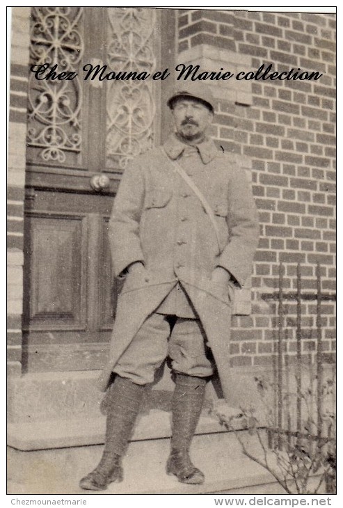 PHOTO MILITAIRE 11.5 X 8 REGIMENT NON IDENTIFIE SOLDAT SE TENANT DEVANT UNE PORTE 2148 - Guerre, Militaire