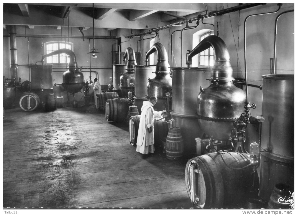 Lot De 2 Cartes - Distillerie De La Grande Chartreuse à Voiron - Alambics ; Foudres En Chêne De Russie - Voiron