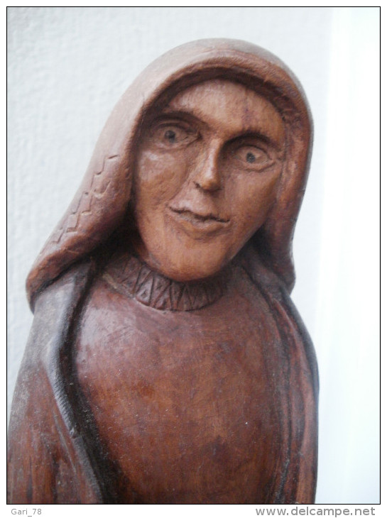 Statue Sculptée En Bois, Fait Main, Signe JM 02/92, Femme Paysanne Hauteur 32 Cm - Bois