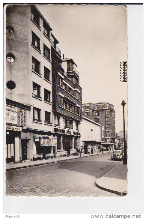 CPSM ISSY LES MOULINEAUX 92 LA POSTE ET LA RUE JEAN PIERRE TIMBAUD AUTO 4 CV - Issy Les Moulineaux