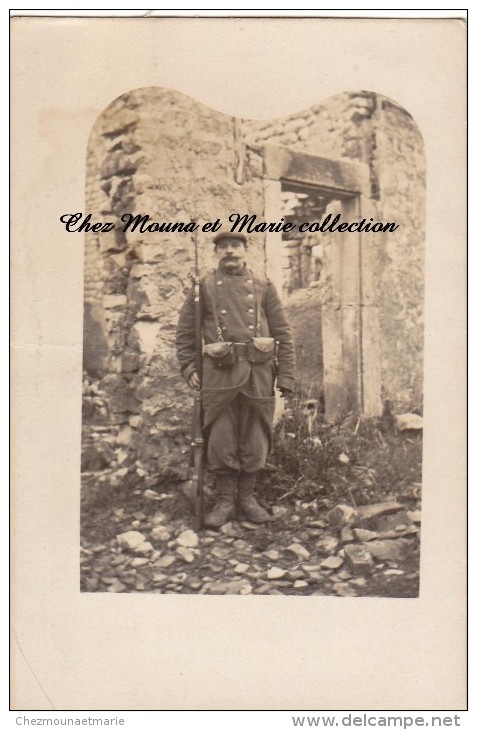 CPA CARTE PHOTO MILITAIRE REGIMENT NON IDENTIFIE DEVANT DES RUINES 2167 - Personen