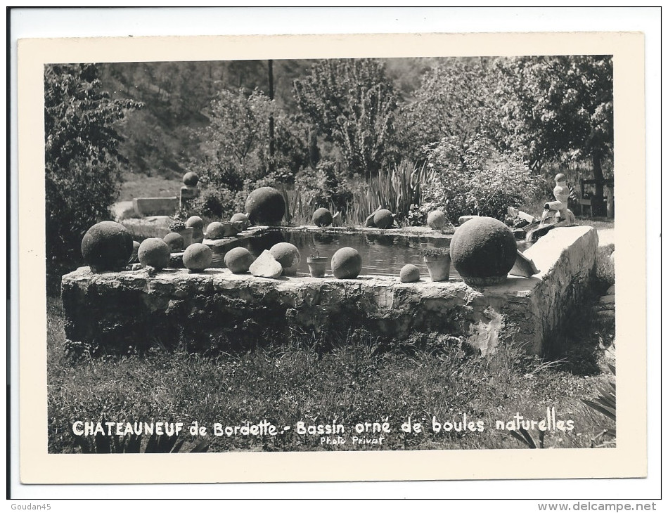 CHATEAUNEUF De Bordette - Bassin Orné De Boules Naturelles - Other & Unclassified