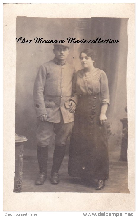 CPA CARTE PHOTO MILITAIRE  REGIMENT NON IDENTIFIE COUPLE 2174 - Personen