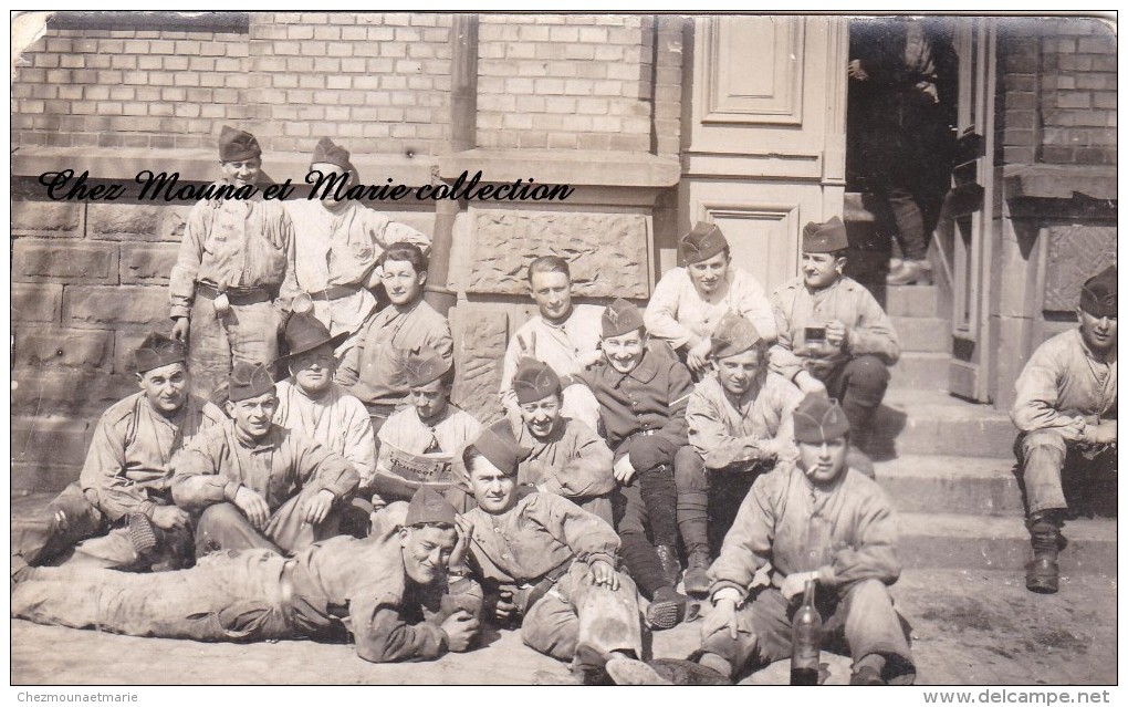 CPA CARTE PHOTO MILITAIRE 31 EME BATAILLON DE CHASSEURS ALPINS FAUSSURIER JOURNAL PEUGEOT 2175 - Régiments