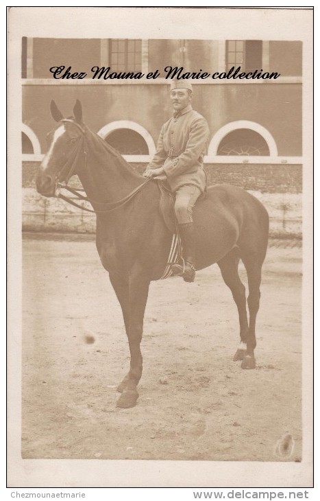 CPA CARTE PHOTO MILITAIRE CAVALIER SUR SON CHEVAL DANS UNE COUR 2201 - Personen