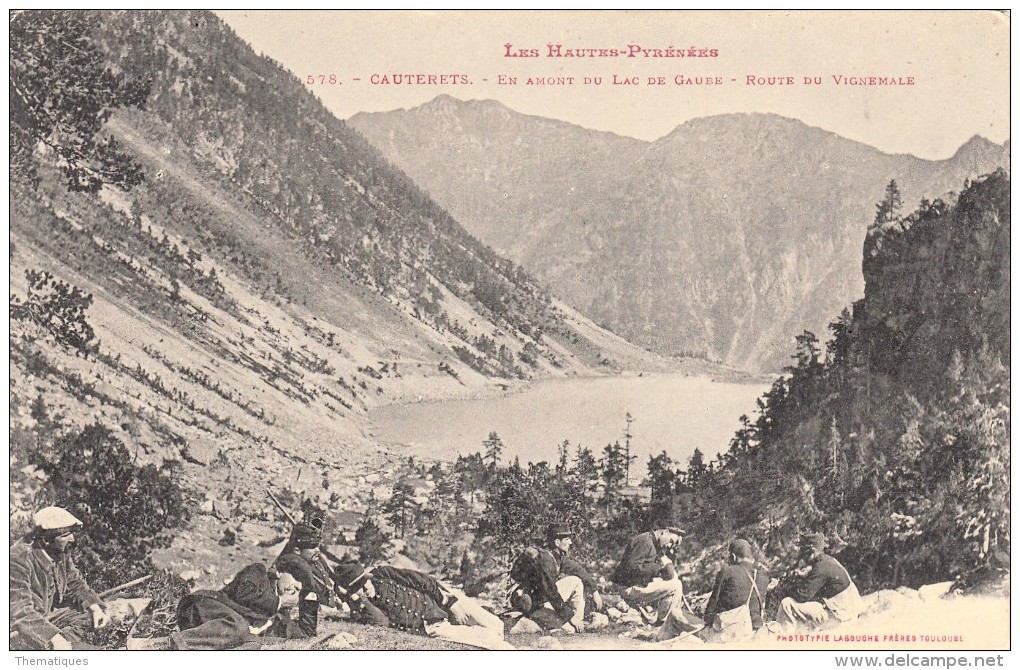 Thématiques 65 Hautes Pyrénées Cauterets En Amont Du Lac De Gaube Route De Vignemale Militaires Et Montagnards Au Repos - Cauterets