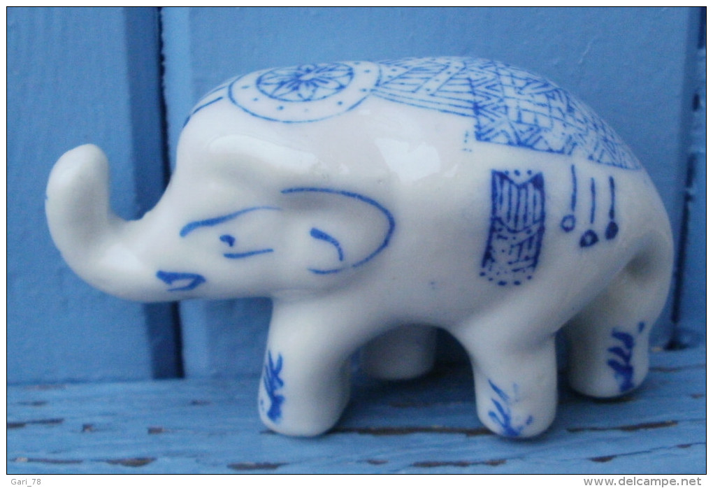 Elephant  En Porcelaine Bleue Et Blanche, Objet De Vitrine - Animaux