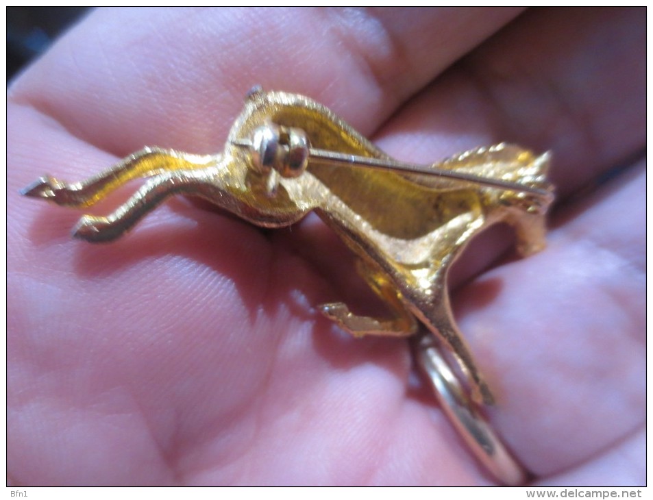 JOLIE BROCHE - CHEVAL AU GALOP -VOIR PHOTOS - Brooches