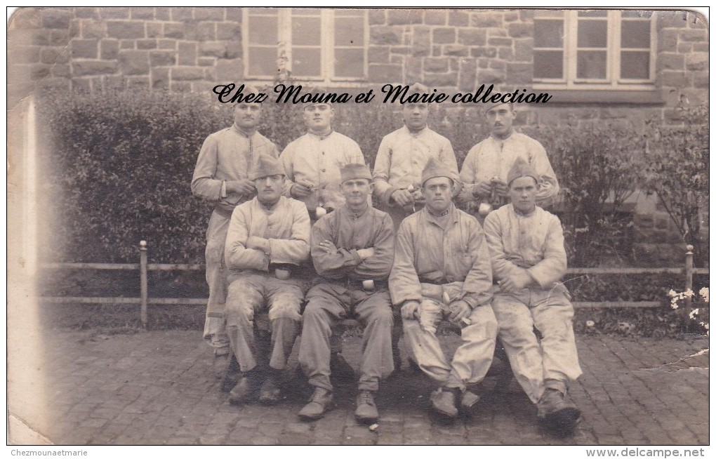 CARTE PHOTO MILITAIRE REGIMENT NON IDENTIFIE GROUPE AVEC LEUR GAMELLE 2209 - Personen