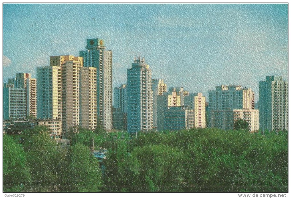 NORTH KOREA - COLOUR POSTCARD PJONGJANG "APARTMENTS IN ZANGGWANG-STREET" WRITTEN ON BACK NOT MAILED (DESCRIPTION IN GHER - Corea Del Nord