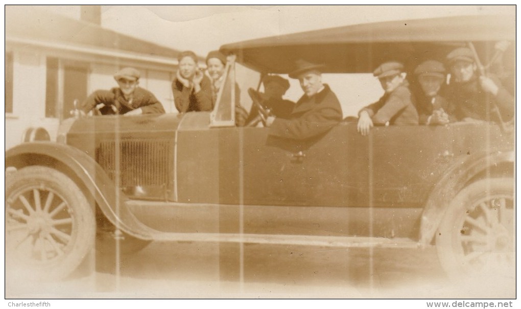 OLD PHOTO LARGE OLDTIMER WITH BOYS - VIEILLE VOITURE AVEC GARCONS 13.5 X 8CM - Cars