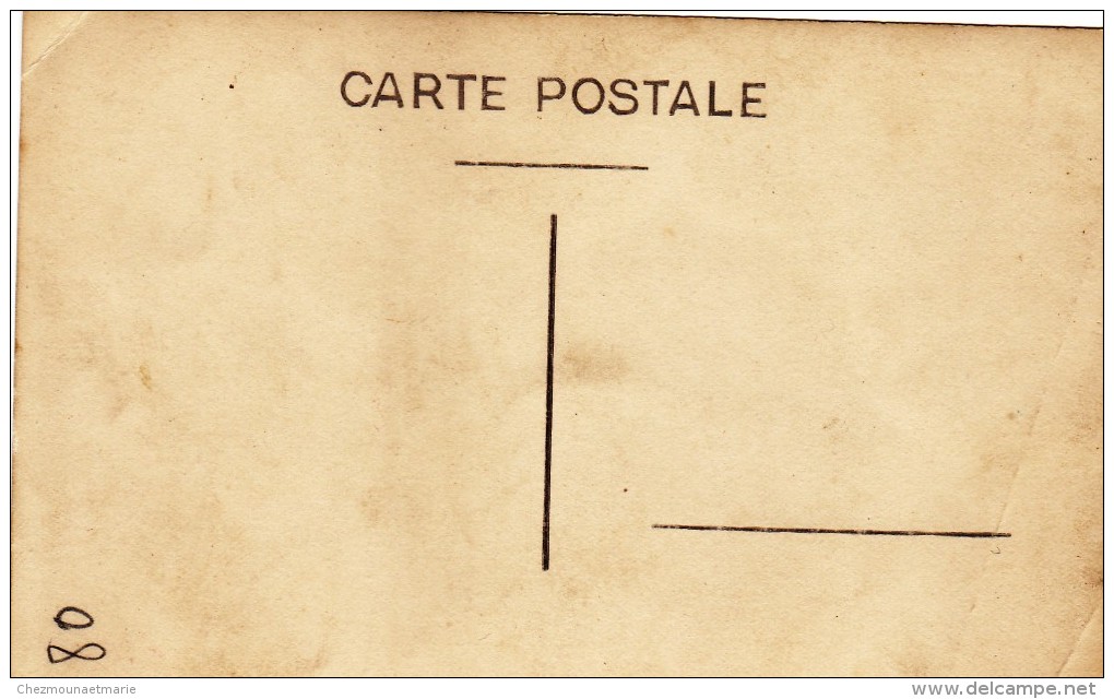 CPA CARTE PHOTO GROUPE D OUVRIERS DONT 1 ENFANT DEVANT UN ATELIER AVEC DES SACS DE CHAUX 2363 - Kunsthandwerk