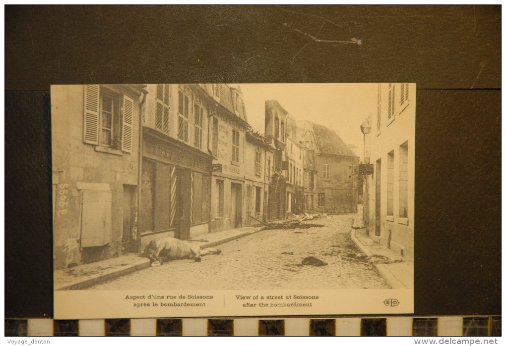 CP, 02, Aspect D'une Rue De SOISSONS Apres Le Bombardement Edition ELD Cheval Mort Guerre De 1914 Militaria - Soissons