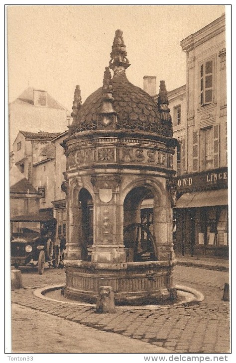 SAINT JEAN D'ANGELY - 17 - Fontaine Du Pilori Avec Voiture Au Fond - ENCH11 - - Saint-Jean-d'Angely