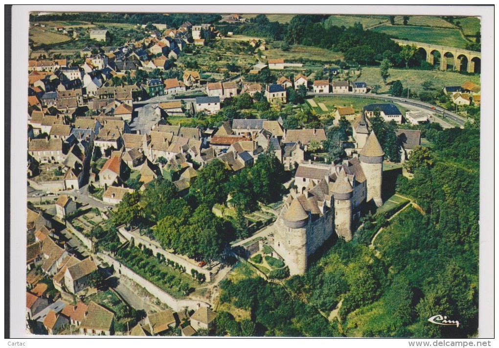 D18 - CULAN - VUE GENERALE AERIENNE - LE CHATEAU PROTEGEANT LA VIEILLE VILLE - CPSM Grand Format - état Voir Descriptif - Culan