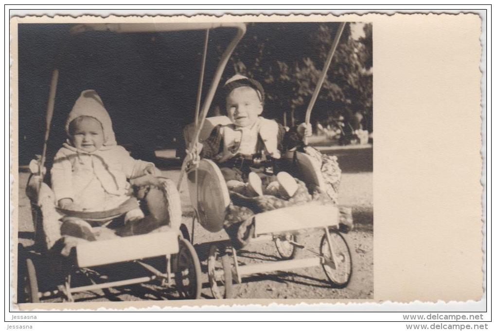 AK - Kinder In Alten  Kinderwagen 1920 - Szenen & Landschaften