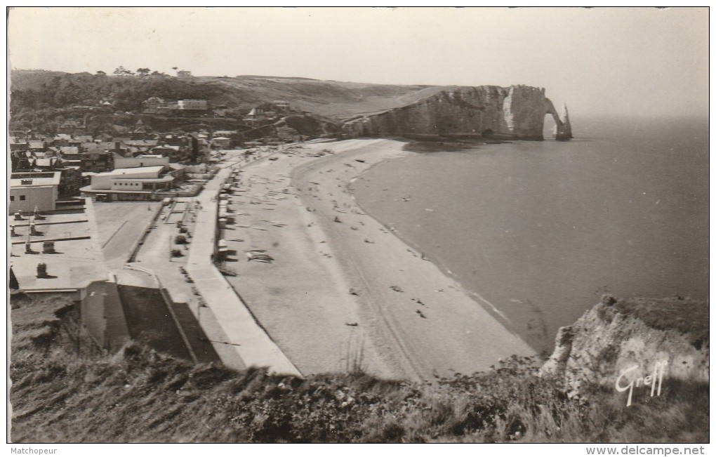 ETRETAT -76- FALAISE ET PORTE D'AVAL - L'AIGUILLE - LA PLAGE - Etretat