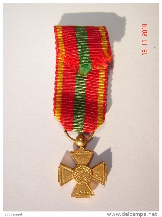 Médaille Croix Du Combattant Volontaire De 1939-1945 En Réduction Diam.12 Mm - - Très Bon ét - Autres & Non Classés