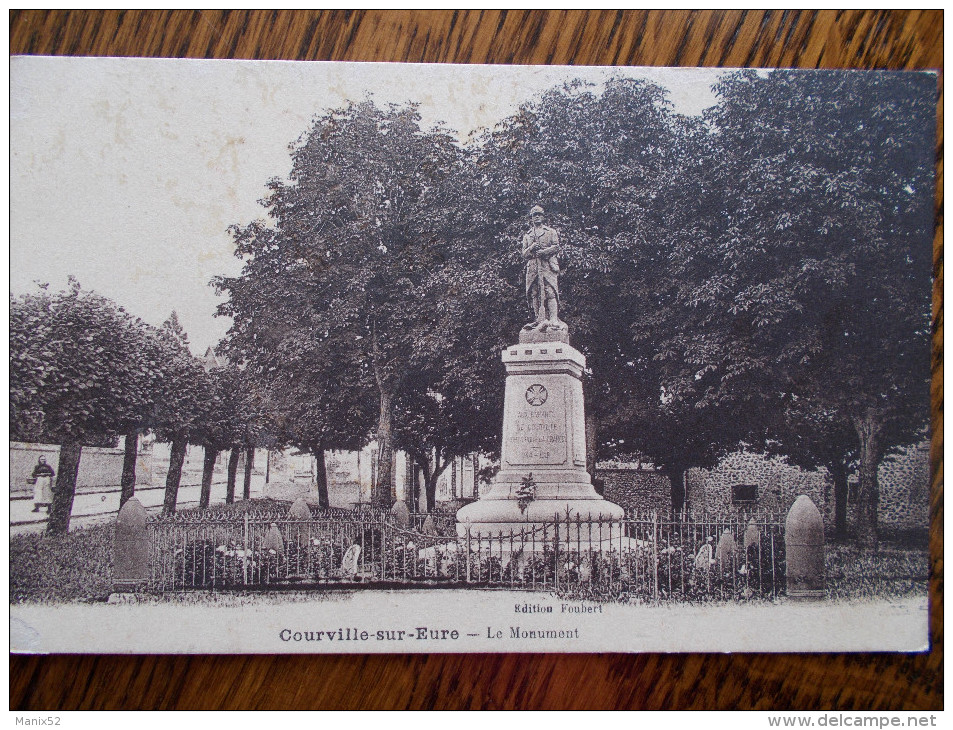 28 - COURVILLE Sur EURE - Le Monument. - Courville